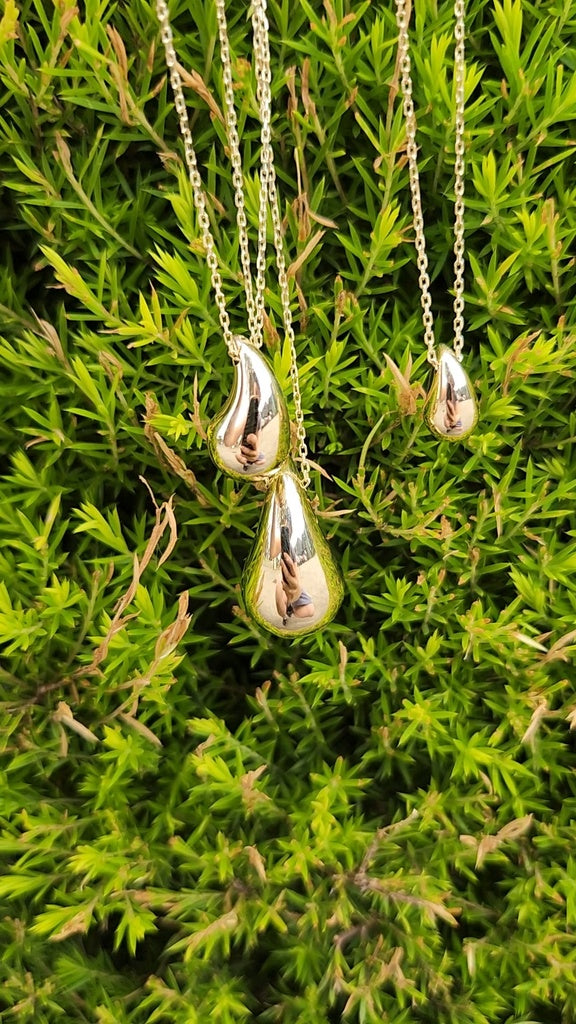 9ct YELLOW GOLD - LARGE TEARDROP SLIDING PENDANT ON CHAIN